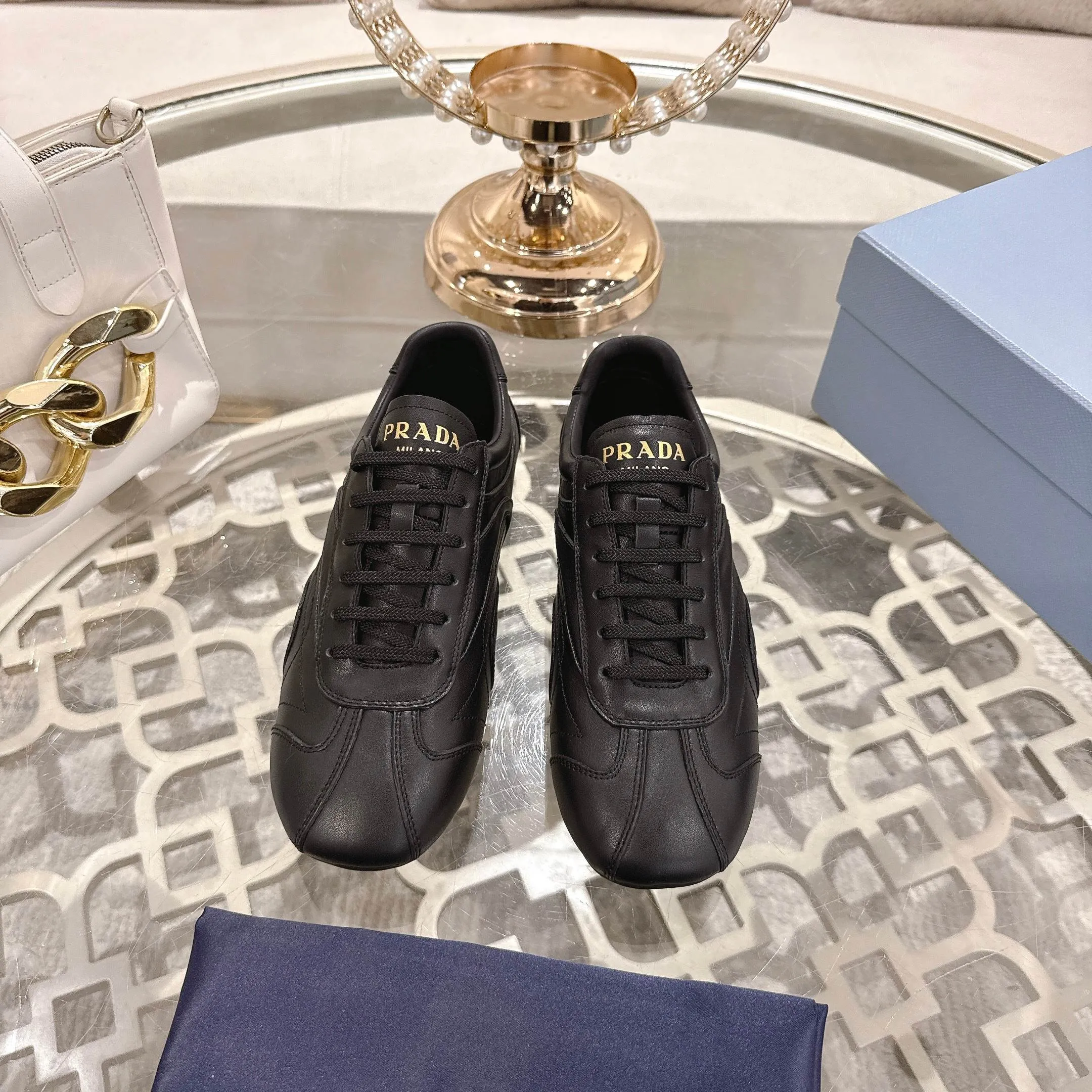 P600. PRADA for couples, casual shoes for couples, originally developed 1:1, made of imported cowhide, silk sheepskin lining, rubber outsole, comfortable and soft on the feet, size for women: 35 to 41. Male 38 to 45,